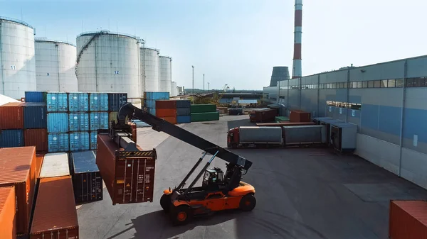 Luchtfoto Van Een Container Handler Met Een Grote Red Shipping — Stockfoto