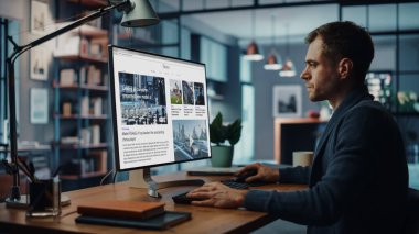 En Son Haberleri Okumak İçin Masaüstü Bilgisayarını Kullanan, Konforlu Yaratıcı Salondaki Yakışıklı Beyaz Adam. Serbest Erkek Finansal Piyasa Analizi Yapıyor ve Müşteri ve İşveren Raporu.