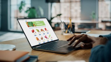 Siyah Afrikalı Amerikalının Ellerine Yaklaş, Akşam Yemeği İçin Taze Sebze Siparişi Vermek İçin Bakkaliye Web Sayfası ile Laptop Bilgisayar Kullanıyor. Modern Dev Uygulama 'da yaşıyor..