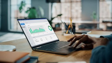 Yaratıcı Ev Oturma Odası 'nda Masaüstü Bilgisayarı üzerinde çalışan Siyah Afrikalı Amerikalının Elleri Üzerine Kapan. Serbest Erkek, Pazar Analizi Yapıyor ve Müşteriler ve İşverenler İçin Çizelge Oluşturuyor.