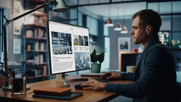 En Son Haberleri Okumak İçin Masaüstü Bilgisayarını Kullanan, Konforlu Yaratıcı Salondaki Yakışıklı Beyaz Adam. Serbest Erkek Finansal Piyasa Analizi Yapıyor ve Müşteri ve İşveren Raporu.