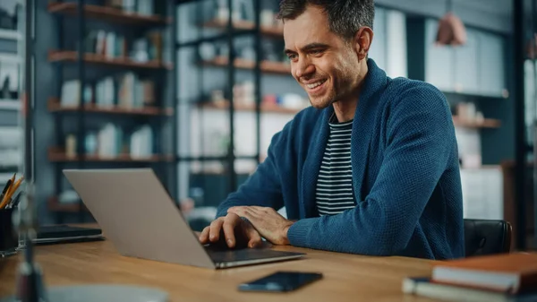 Handsome Caucasian Man Working Laptop Computer While Sitting Desk Cozy — Stock Photo, Image