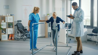 Hastane Fizik Terapisi: Yaralı Yaşlı Kadın Hastaların Paralel Paralel Çubuklarda Başarılı Yürüyüşleri Portresi. Fizyoterapist, Rehabilitasyon Doktoru, Yardım, Engelli Hastaya Yardım