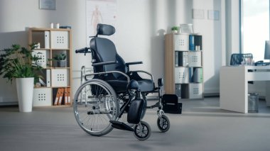Modern Yüksek Teknolojik Elektrikli Tekerlekli Sandalyeli Hastane Fizik Terapi Odası ortada duruyor. Boş Sandalye ile Fizyoterapi Rehabilitasyon Merkezi Anlamı Başarılı Tedavi Edilen Hastalar.