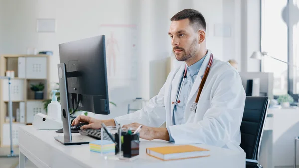 Arztpraxis Krankenhaus Porträt Eines Lächelnden Berufsarztes Der Desktop Computer Arbeitet — Stockfoto