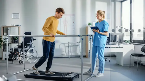 Hastane Fizyoterapi Odası Paralel Barlar Çin Koşu Değirmeninde Yürüyen Hasta — Stok fotoğraf