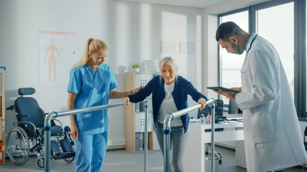 Hospital Physical Therapy Portrait Strong Senior Female Patient Injury Successfully — Stock Photo, Image