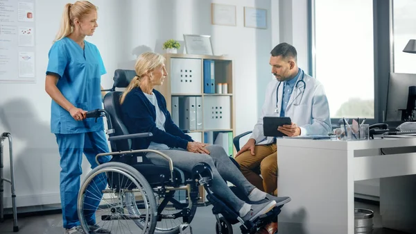 Hospital Physical Therapy Strong Senior Female Wheelchair Talks Friendly Rehabilitation — Stock Photo, Image