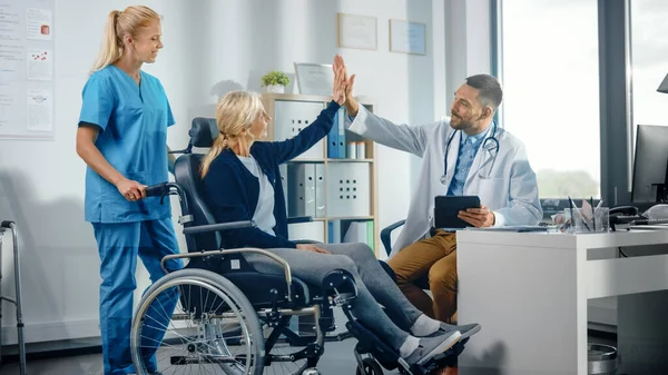 Hospital Physical Therapy Strong Senior Female Wheelchair Talks Friendly Rehabilitation — Stock Photo, Image