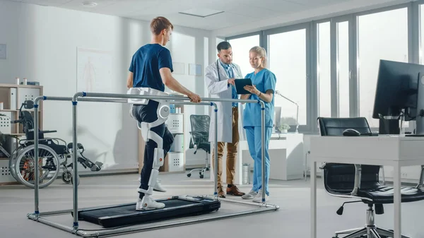 Modern Hospital Physical Therapy Patient Injury Walks Treadmill Wearing Advanced — Stock Photo, Image