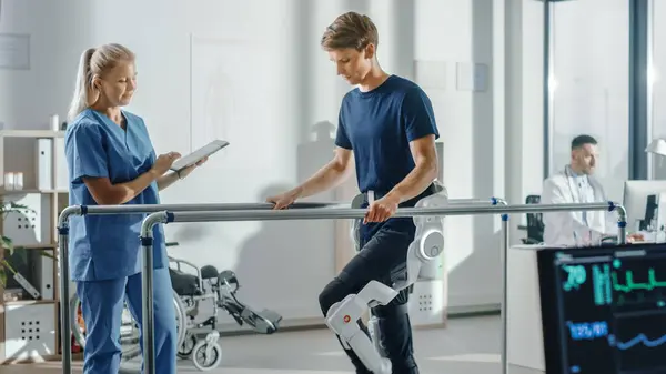 Modern Hospital Physical Therapy Doctor Uses Tablet Computer Helps Disabled — Stock Photo, Image