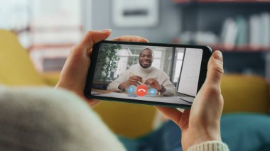 Genç Bayan Ev Oturma Odası 'ndan Yakışıklı Afrikalı Amerikalı Arkadaşı ile Görüntülü Konuşuyor. Ev Uzmanı 'ndan internet üzerinden müdürle telefon görüşmesi yapıyorum..