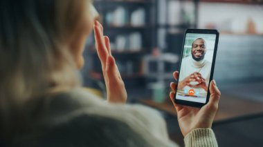 Genç Bayan Ev Oturma Odası 'ndan Yakışıklı Afrikalı Amerikalı Arkadaşı ile Görüntülü Konuşuyor. Ev Uzmanı 'ndan internet üzerinden müdürle telefon görüşmesi yapıyorum..