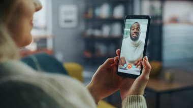 Ev Oturma Odası 'ndan Yakışıklı Afrikalı Amerikalı Arkadaşı ile Bir Kadın Sohbetinin Kapanışı. Serbest Çalışan İnternet üzerinden Yöneticiyle Arama Yapıyor.