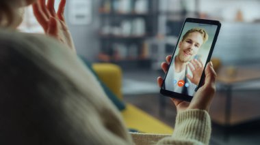 Oturma odasından Smartphone 'daki Yakışıklı Beyaz Arkadaşı ile Kadın Sohbetinin Kapanışı. Serbest Çalışan Hoom 'dan arıyor. Ofis müdürüyle internet üzerinden..