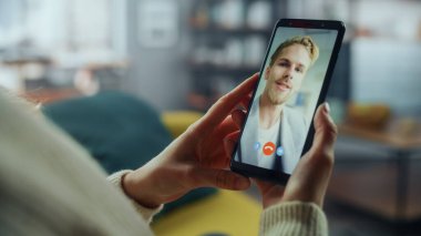 Oturma odasından Smartphone 'daki Yakışıklı Beyaz Arkadaşı ile Kadın Sohbetinin Kapanışı. Serbest Çalışan Hoom 'dan arıyor. Ofis müdürüyle internet üzerinden..