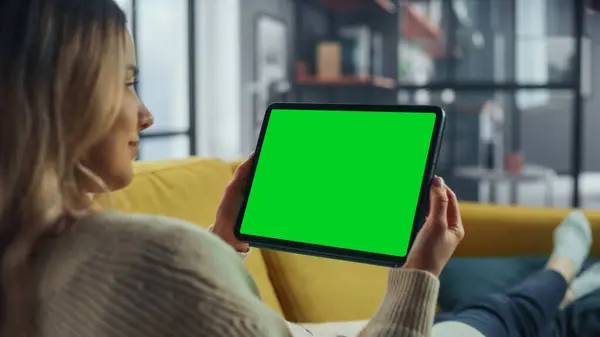 Bella Autentica Femmina Utilizzando Computer Tablet Con Schermo Verde Finto — Foto Stock