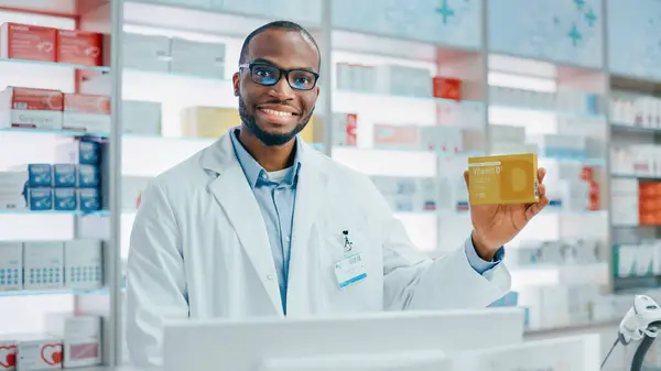 Farmacia Farmacia Drugstore Ritratto Professional Black Pharmacist Holding Pacchetto Vitamine — Foto Stock