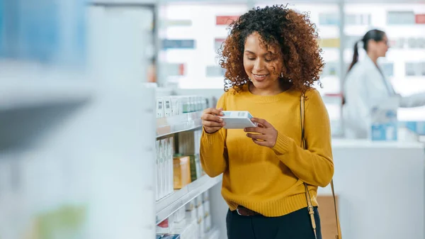 Pharmacy Drugstore Beautiful Black Young Woman Walking Aisles Shelves Medicine — Stock Photo, Image