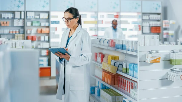 Gyógyszertár Gyönyörű Kaukázusi Gyógyszerész Használja Digitális Tabletta Számítógép Ellenőrzések Gyógyszertár — Stock Fotó