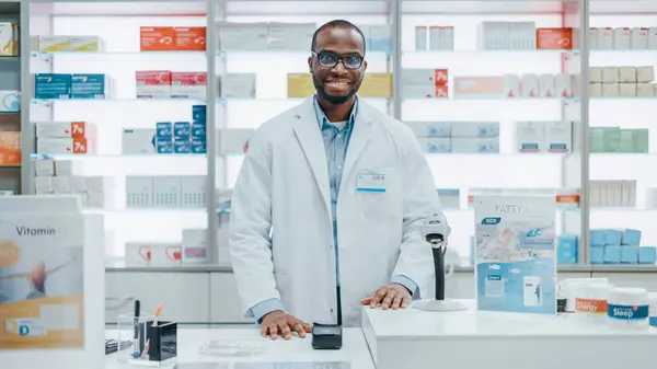 Eczane Kasası Beyaz Laboratuvar Önlüğü Giyen Yakışıklı Siyahi Erkek Eczacının — Stok fotoğraf