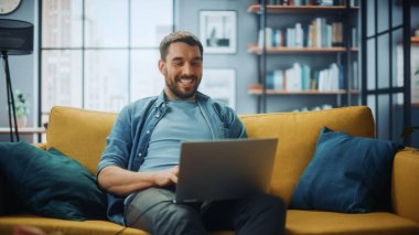 Evdeki Evdeki Gece ve Tablet Bilgisayarı 'nda, Rahat Karanlık Oturma Odasında, Koltukta Oturan Güzel Otantik Latin Kadın. İnterneti geziyor, Stylus Kalem 'le yazı ve çizim yapıyor..