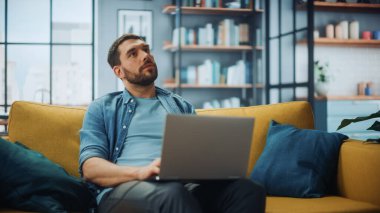 Evdeki Evdeki Gece ve Tablet Bilgisayarı 'nda, Rahat Karanlık Oturma Odasında, Koltukta Oturan Güzel Otantik Latin Kadın. İnterneti geziyor, Stylus Kalem 'le yazı ve çizim yapıyor..