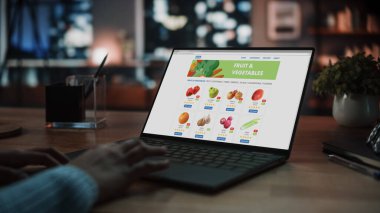 Evdeki Evdeki Gece ve Tablet Bilgisayarı 'nda, Rahat Karanlık Oturma Odasında, Koltukta Oturan Güzel Otantik Latin Kadın. İnterneti geziyor, Stylus Kalem 'le yazı ve çizim yapıyor..