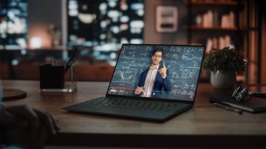 Evdeki Evdeki Gece ve Tablet Bilgisayarı 'nda, Rahat Karanlık Oturma Odasında, Koltukta Oturan Güzel Otantik Latin Kadın. İnterneti geziyor, Stylus Kalem 'le yazı ve çizim yapıyor..