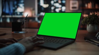 Evdeki Evdeki Gece ve Tablet Bilgisayarı 'nda, Rahat Karanlık Oturma Odasında, Koltukta Oturan Güzel Otantik Latin Kadın. İnterneti geziyor, Stylus Kalem 'le yazı ve çizim yapıyor..