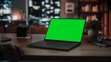 Evdeki Evdeki Gece ve Tablet Bilgisayarı 'nda, Rahat Karanlık Oturma Odasında, Koltukta Oturan Güzel Otantik Latin Kadın. İnterneti geziyor, Stylus Kalem 'le yazı ve çizim yapıyor..