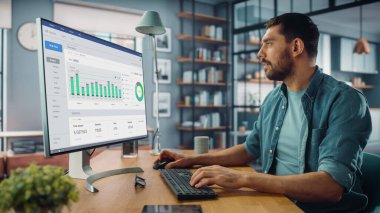 Evdeki Evdeki Gece ve Tablet Bilgisayarı 'nda, Rahat Karanlık Oturma Odasında, Koltukta Oturan Güzel Otantik Latin Kadın. İnterneti geziyor, Stylus Kalem 'le yazı ve çizim yapıyor..