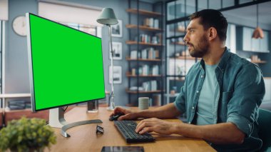 Evdeki Evdeki Gece ve Tablet Bilgisayarı 'nda, Rahat Karanlık Oturma Odasında, Koltukta Oturan Güzel Otantik Latin Kadın. İnterneti geziyor, Stylus Kalem 'le yazı ve çizim yapıyor..