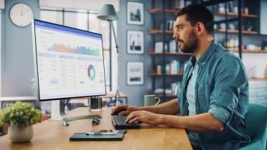 Evdeki Evdeki Gece ve Tablet Bilgisayarı 'nda, Rahat Karanlık Oturma Odasında, Koltukta Oturan Güzel Otantik Latin Kadın. İnterneti geziyor, Stylus Kalem 'le yazı ve çizim yapıyor..