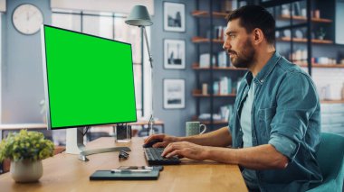 Evdeki Evdeki Gece ve Tablet Bilgisayarı 'nda, Rahat Karanlık Oturma Odasında, Koltukta Oturan Güzel Otantik Latin Kadın. İnterneti geziyor, Stylus Kalem 'le yazı ve çizim yapıyor..