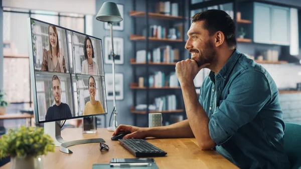 Evdeki Evdeki Gece ve Tablet Bilgisayarı 'nda, Rahat Karanlık Oturma Odasında, Koltukta Oturan Güzel Otantik Latin Kadın. İnterneti geziyor, Stylus Kalem 'le yazı ve çizim yapıyor..
