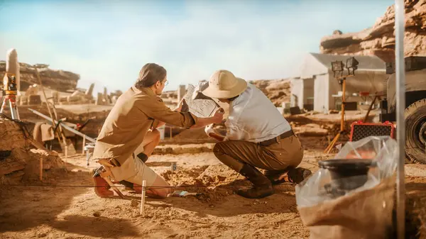 Sítio Escavação Arqueológica Dois Grandes Arqueólogos Trabalham Local Escavação Mantendo — Fotografia de Stock