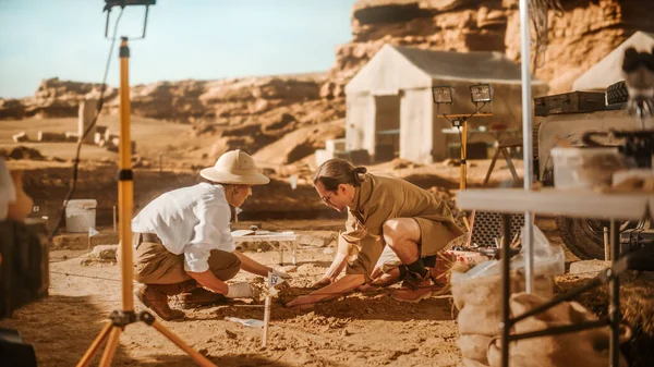 Sítio Escavação Arqueológica Dois Grandes Arqueólogos Trabalham Local Escavação Limpando — Fotografia de Stock