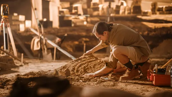 Sítio Escavação Arqueológica Grande Arqueólogo Masculino Trabalhar Sítio Escavação Cuidadosamente — Fotografia de Stock
