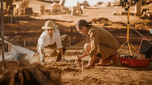 Sítio Escavação Arqueológica Dois Grandes Arqueólogos Trabalham Local Escavação Cuidadosamente — Fotografia de Stock