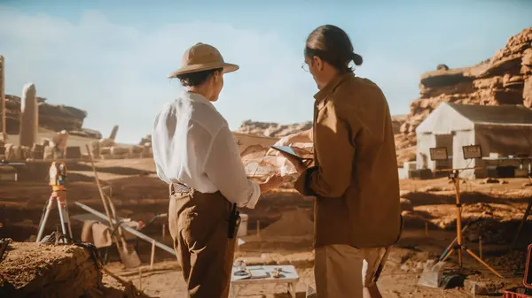 Sítio Escavação Arqueológica Dois Grandes Arqueólogos Trabalham Local Escavação Usam — Fotografia de Stock