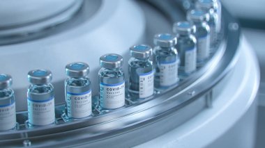 SARS-COV-2 COVID-19 Coronavirus Aşı Toplu Üretimi Laboratuvarda, Markalı Etiketli Şişeler İlaç Taşıyıcı Kayışı Araştırma Laboratuvarında. SARS-CoV-2 'ye karşı ilaç.