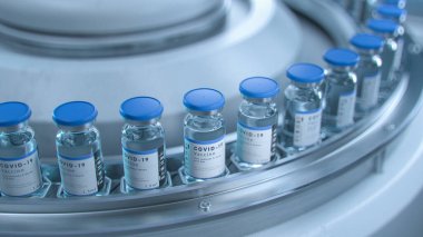 SARS-COV-2 COVID-19 Coronavirus Aşı Toplu Üretimi Laboratuvarda, Markalı Etiketli Şişeler İlaç Taşıyıcı Kayışı Araştırma Laboratuvarında. SARS-CoV-2 'ye karşı ilaç.