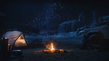Off-Road kaputunda oturan bayan gezgin Kamp ateşinin yanındaki Kanyon 'da kamp yaparken Night Sky' ı izliyor. Gezgin Kadın Maceracı Samanyolu Yıldızlarında İlham verici Seyahat Mucizeleri