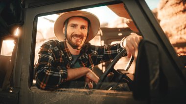 Off-Road kaputunda oturan bayan gezgin Kamp ateşinin yanındaki Kanyon 'da kamp yaparken Night Sky' ı izliyor. Gezgin Kadın Maceracı Samanyolu Yıldızlarında İlham verici Seyahat Mucizeleri