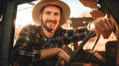 Off-Road kaputunda oturan bayan gezgin Kamp ateşinin yanındaki Kanyon 'da kamp yaparken Night Sky' ı izliyor. Gezgin Kadın Maceracı Samanyolu Yıldızlarında İlham verici Seyahat Mucizeleri