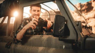 Off-Road kaputunda oturan bayan gezgin Kamp ateşinin yanındaki Kanyon 'da kamp yaparken Night Sky' ı izliyor. Gezgin Kadın Maceracı Samanyolu Yıldızlarında İlham verici Seyahat Mucizeleri