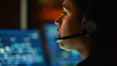 Profesyonel IT Teknik Destek Uzmanı ve Yazılım Geliştiricisi Dijital Ekranlarla Bilgisayar Kontrol Odasında çalışıyor. Çalışan Mikrofonlu Kulaklık Kullan ve Konuşurken Çağrı Yap.