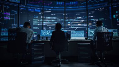 Profesyonel IT Teknik Destek Uzmanı ve Yazılım Geliştiricisi Dijital Ekranlarla Bilgisayar Kontrol Odasında çalışıyor. Çalışan Mikrofonlu Kulaklık Kullan ve Konuşurken Çağrı Yap.