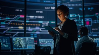 Profesyonel IT Teknik Destek Uzmanı ve Yazılım Geliştiricisi Dijital Ekranlarla Bilgisayar Kontrol Odasında çalışıyor. Çalışan Mikrofonlu Kulaklık Kullan ve Konuşurken Çağrı Yap.